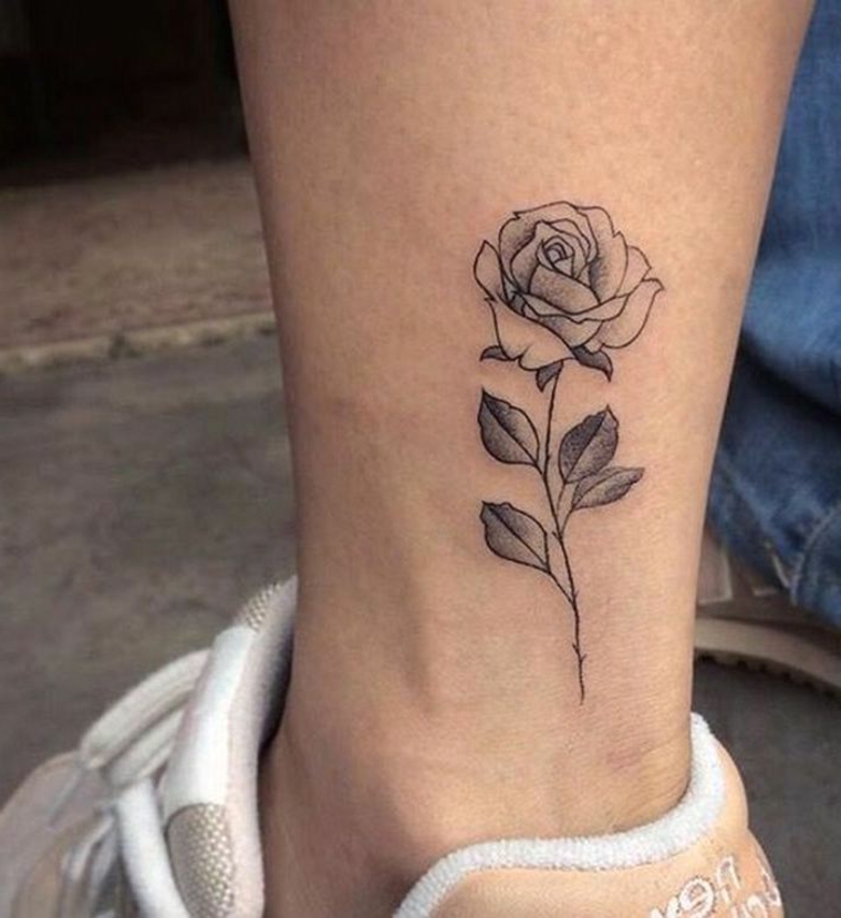 idea per un tattoo sulla caviglia per una ragazza, tatuaggio rosa piccola con gambo e foglie