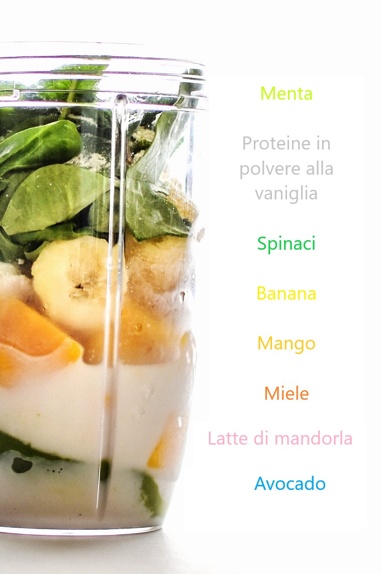 Smoothie ricette con tanta frutta e proteine in polvere alla vaniglia in un frullatore di vetro
