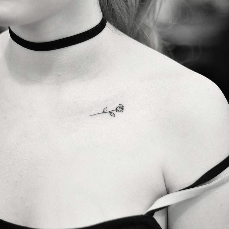 grazioso e femminile tattoo una rosa stilizzata sotto la scapola in bianco e nero