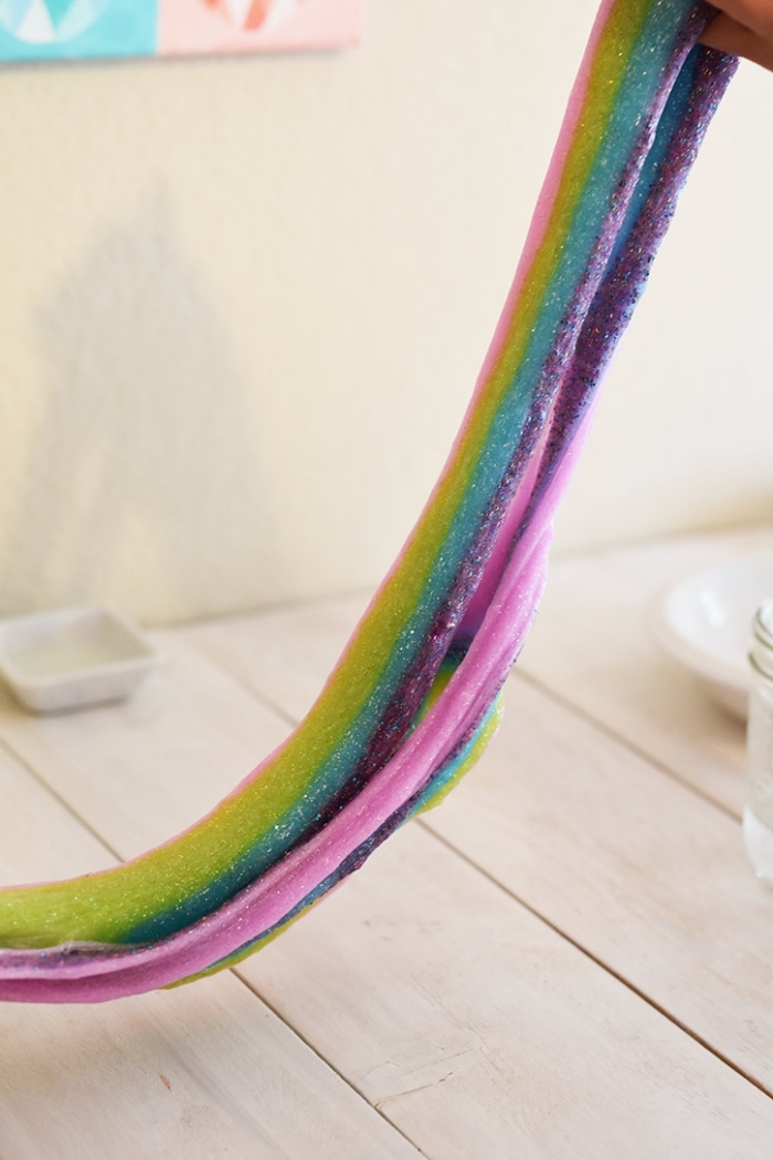 Slime fatto in casa con i colori dell'arcobaleno, ricetta facile con glitter e tanti diversi colori