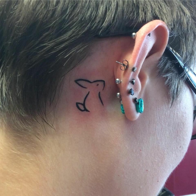 grazioso coniglietto stilizzato dietro l'orecchio di una ragazza, idea per piccoli tattoo femminili