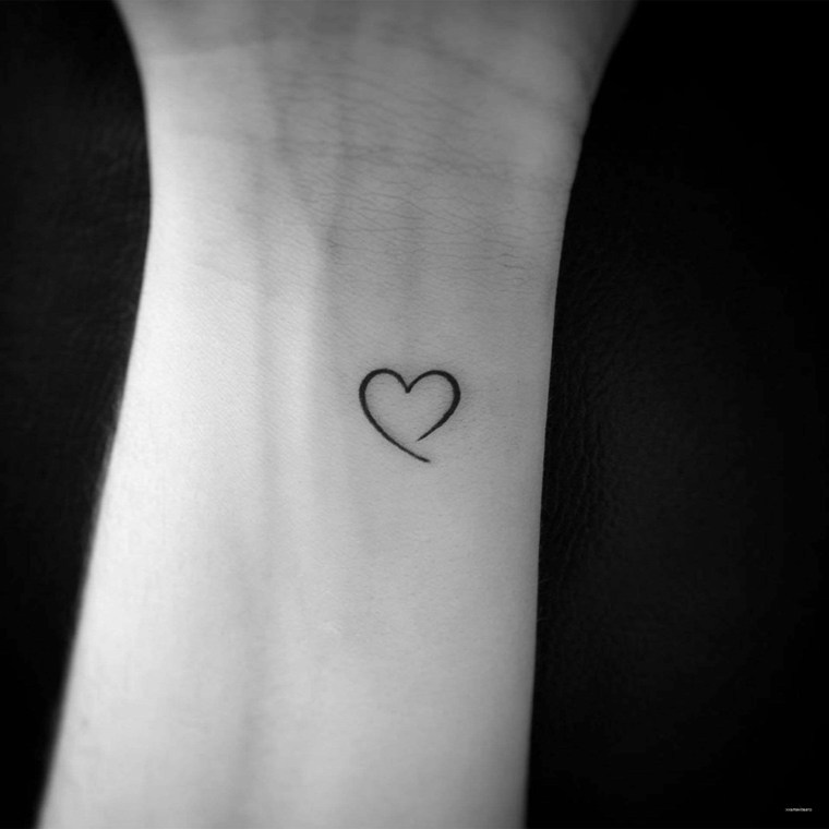 disegno stilizzato per un tatuaggio cuore piccolo sul polso con la parte sotto aperta