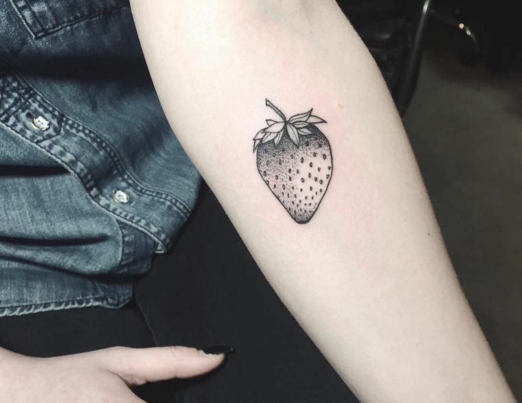 realistica fragola tatuata nella parte interna del braccio di una ragazza, immagini piccoli tatuaggi