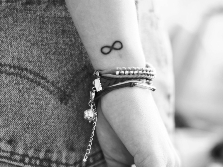 Idea per dei tatuaggi femminili braccio e il simbolo dell'infinito