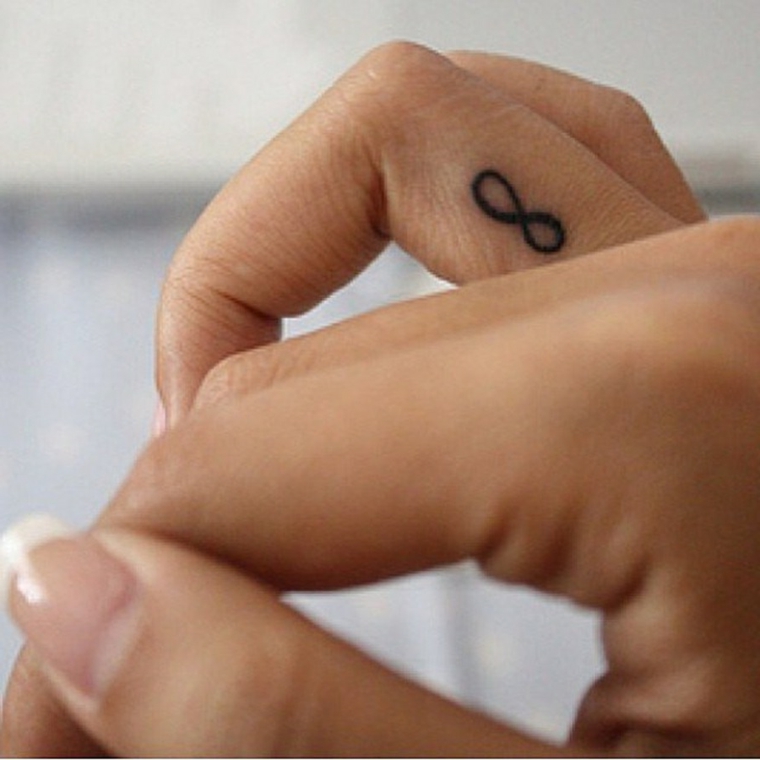 Idea per un tatuaggio piccolo con il simbolo dell'infinito tatuato sul dito anulare