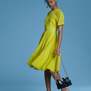 Abiti da cerimonia corti – abbinamenti ideali per un evento in estate