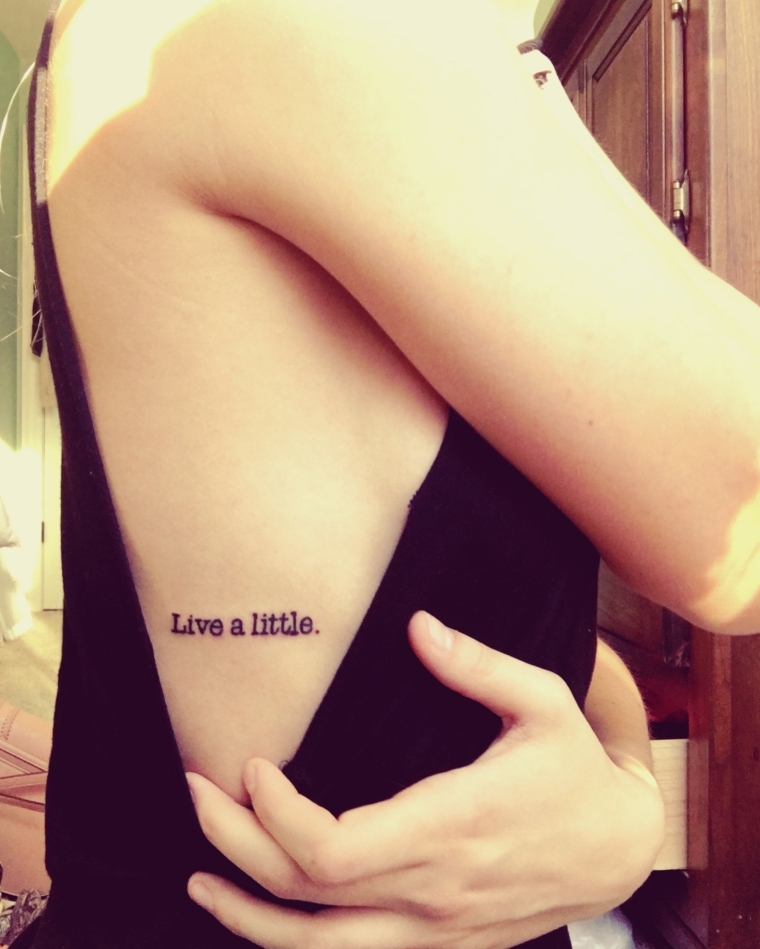 esempio per tatuaggi piccoli femminili, una scritta in stampatello minuscolo