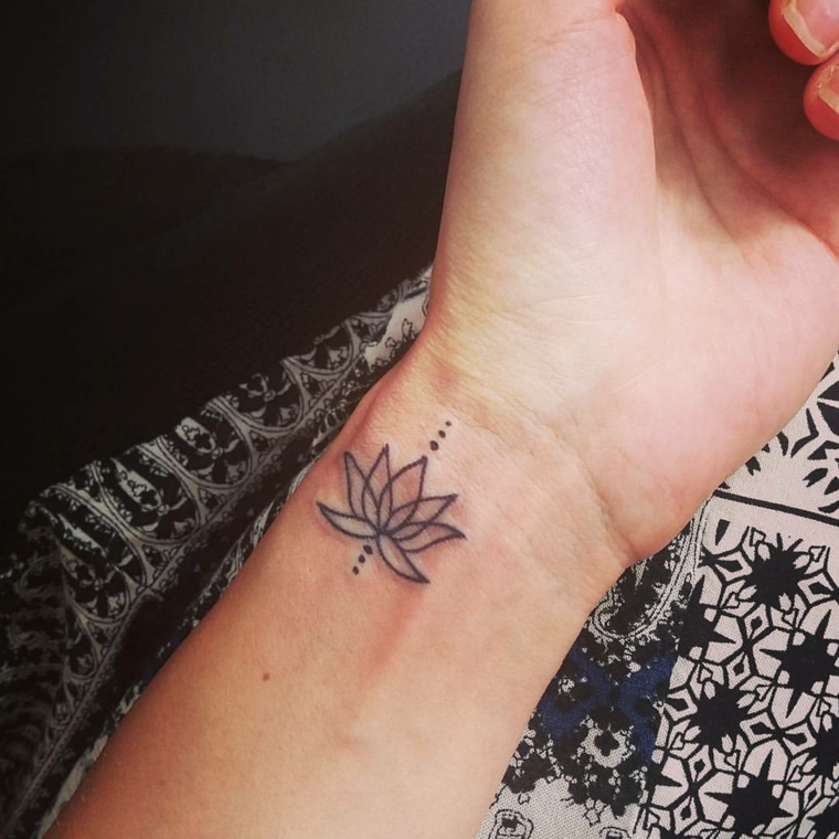 originale idea per tatuaggi al polso femminili a forma di fiore di loto con tre puntini sopra e tre sotto