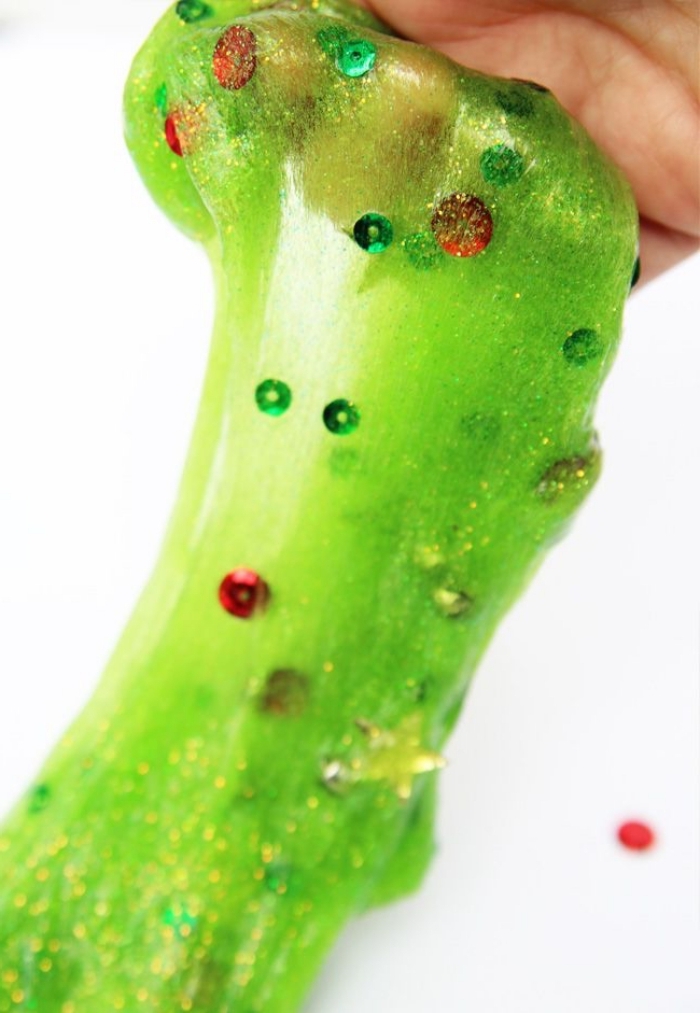 Ingredienti slime con colorante alimentare verde e brillantini colorati per fare un albero di Natale