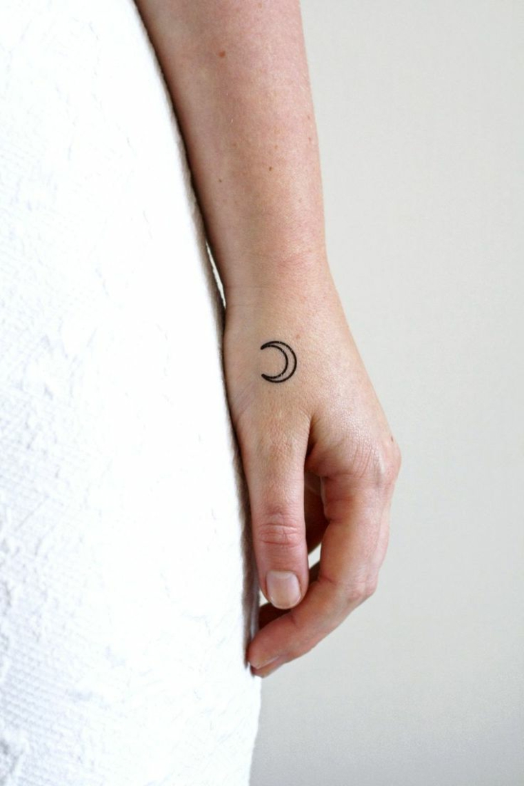 elegante proposto per tatuaggi piccoli femminili, uno spicchio di luna tatuato sulla mano