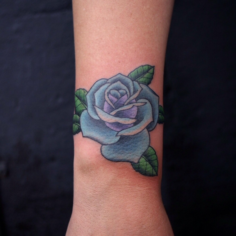idea per un tatuaggio sul polso, una rosa blu di medie dimensioni con tre foglie