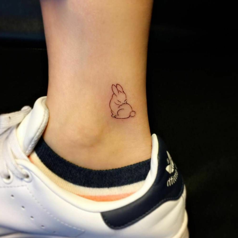 tenero coniglietto idea per tattoo femminili piccoli nella parte laterale della caviglia