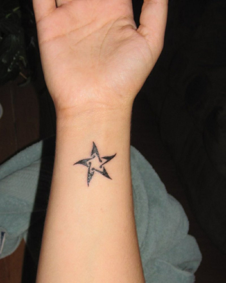 originale stella con le punte nere e puntini all'interno, idea per tatuaggi polso donne