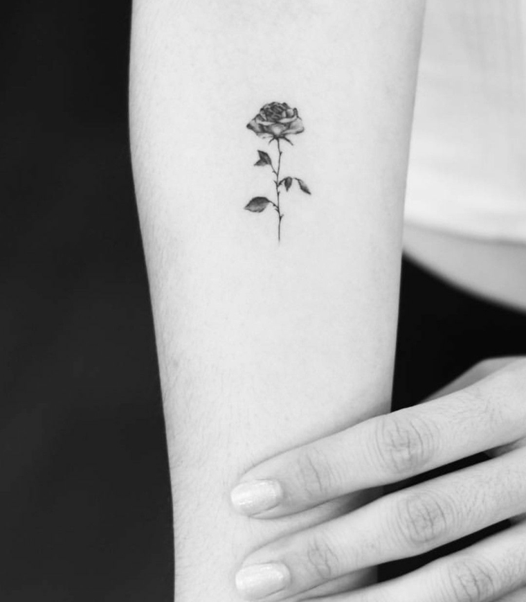 piccola e graziosa rosa in stile tradizionale sul braccio, idea per un tatuaggio rosa piccola