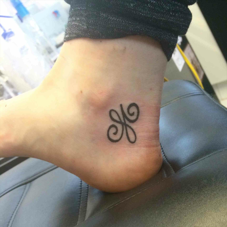 caviglia e immagini piccoli tatuaggi ideali per una ragazza a forma di farfalla stilizzato