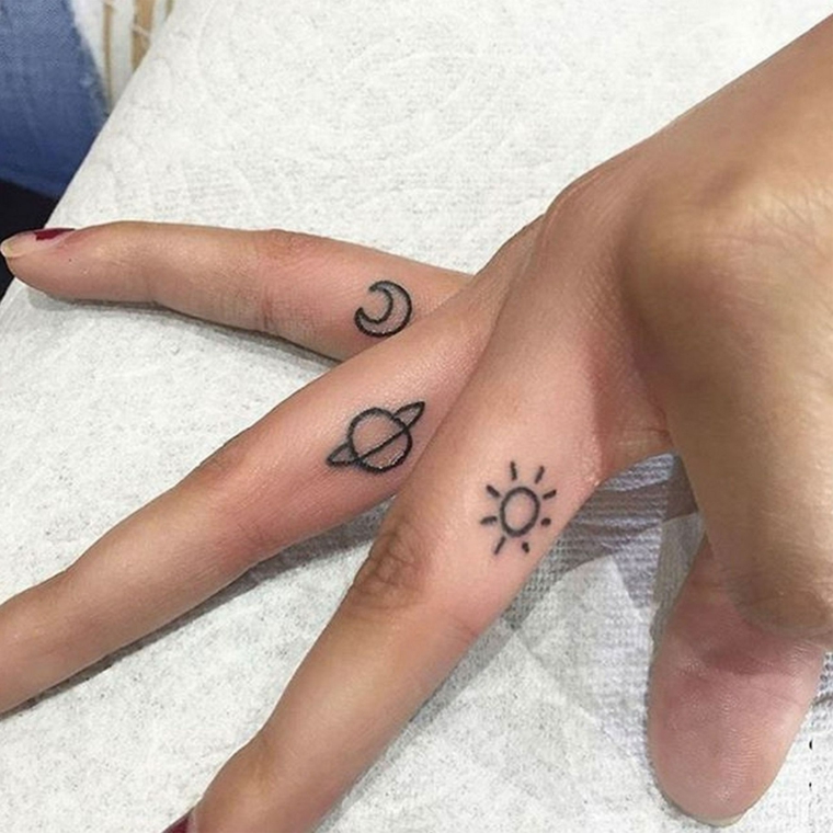 originale proposta per tatuaggi piccoli femminili, la luna, il sole e il pianeta saturno sulle dita