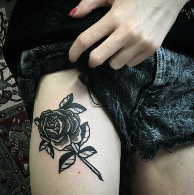 bellissima idea per tatuaggi rose nere nella parte alta della coscia, idea per una donna