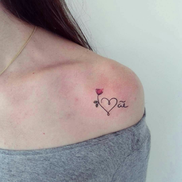 bellissimo tatuaggio cuore con una piccola rosa rossa sotto la spalla di una ragazza