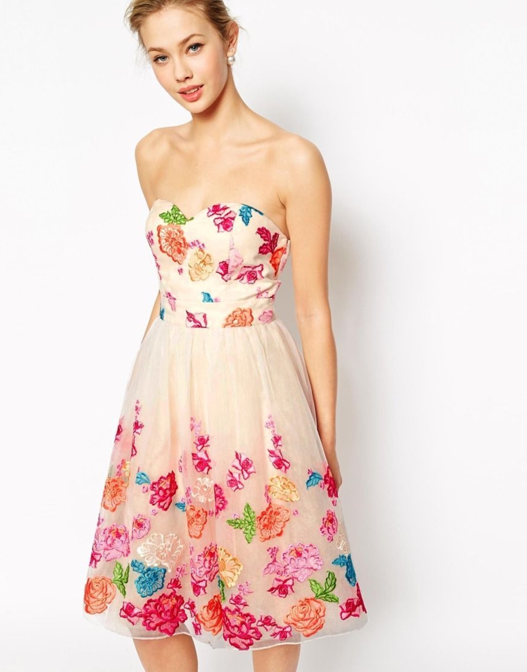 Vestiti eleganti donna, outfit con un abito in tulle e print con motivi floreali