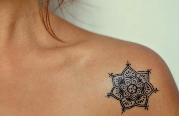 Mandala fiore di loto, tatuaggio piccolo con ornamenti sulla spalla di una donna