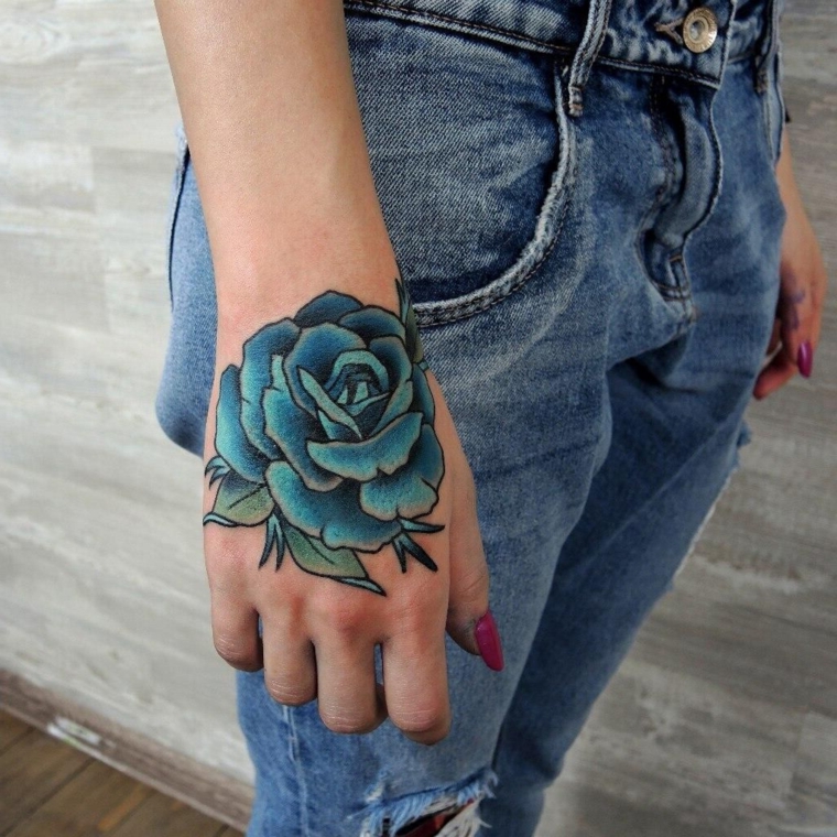 bellissima idea per un tatuaggio sulla mano, una rosa blu di dimensioni grandi