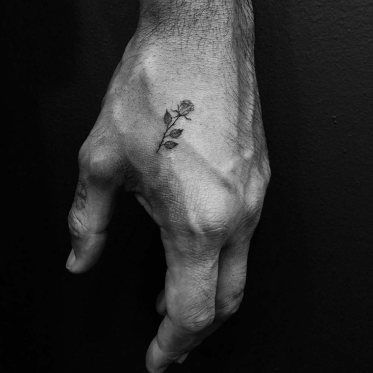 idea per un tatuaggio rosa piccola sulla mano, proposta adatta sia all'uomo che alla donna
