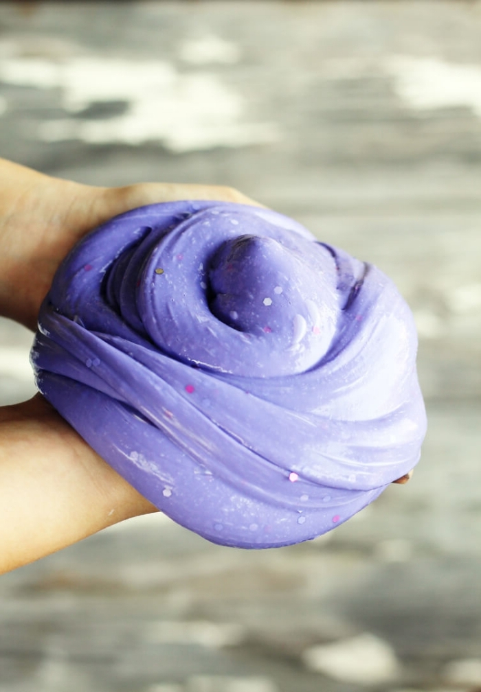 Come si fa lo slime elastico di colore viola, ingredienti non tossici per la salute 