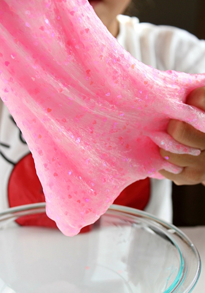 Come fare lo slime di colore rosa con colla liquida e glitter a forma di cuoricini