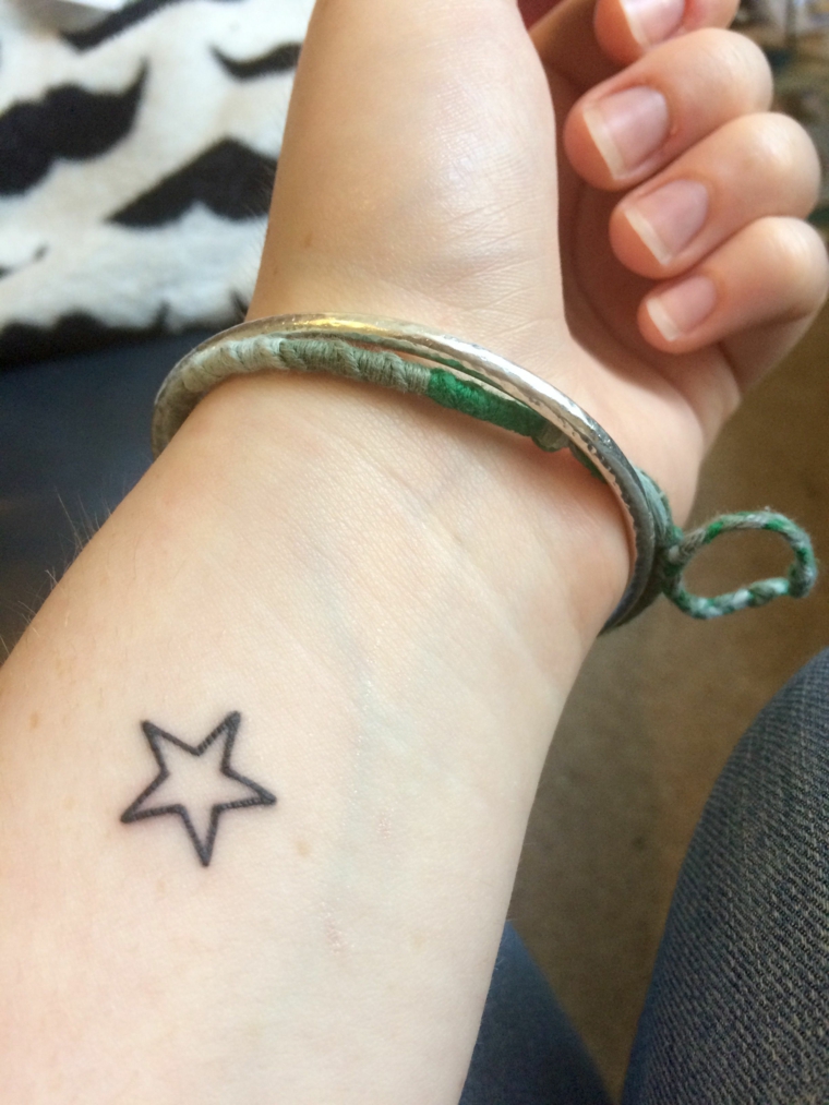 idea per tattoo piccolo a forma di stella nella parte interna del polso di una ragazza