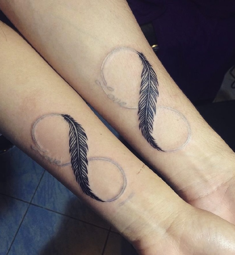 Tatto famiglia con piuma per dei tatuaggi di coppia uomo e donna 