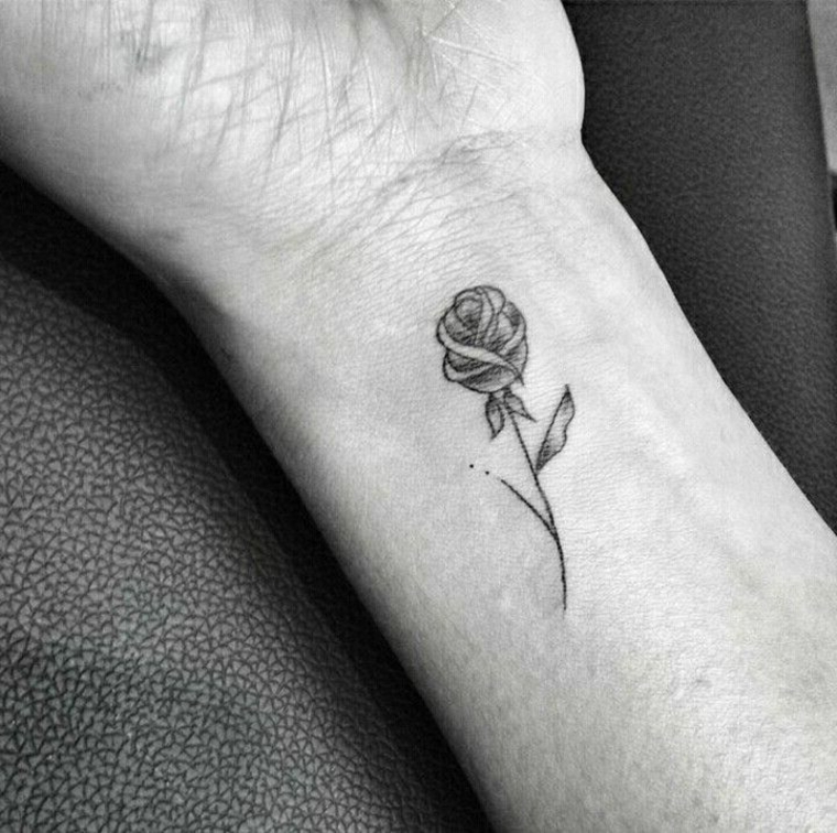 idea per un tattoo unisex nella parte interna del polso, una piccola rosa stilizzata