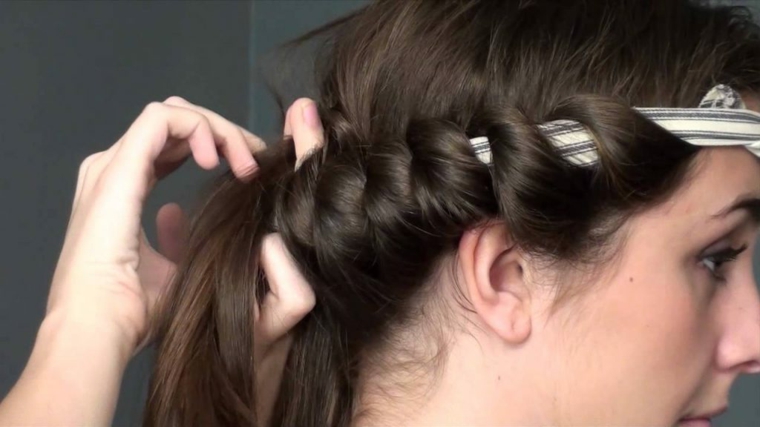 fascia magica fra i capelli lunghi e castani di una ragazza, idea per come fare capelli mossi