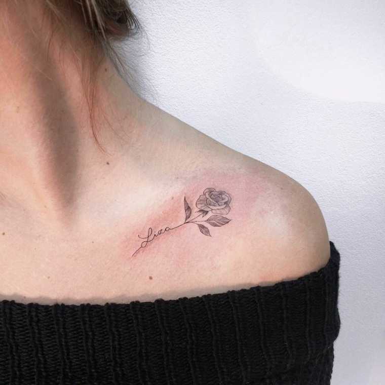 grazioso e femminile tatuaggio con una risa stilizzata e una scritta al posto del gambo