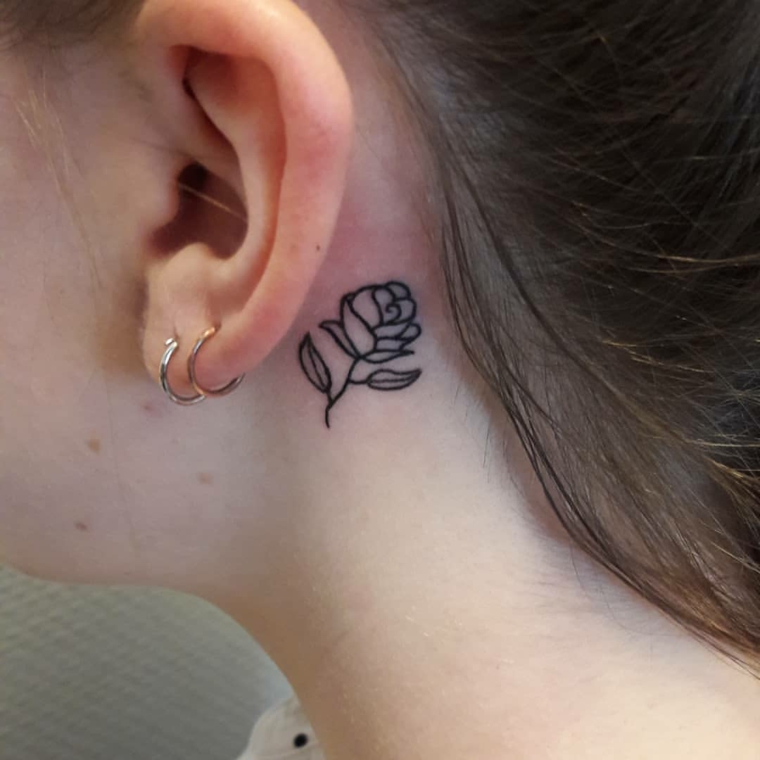 graziosa proposta per tatuaggi rose nere dietro alle orecchie, ragazza con orecchini a cerchio