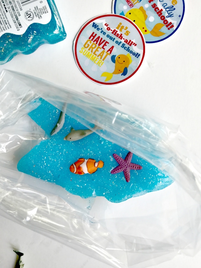 Slime ricetta con colla glitter e colorante azzurro, sacchettini regalo con pasta modellabile e pesciolini