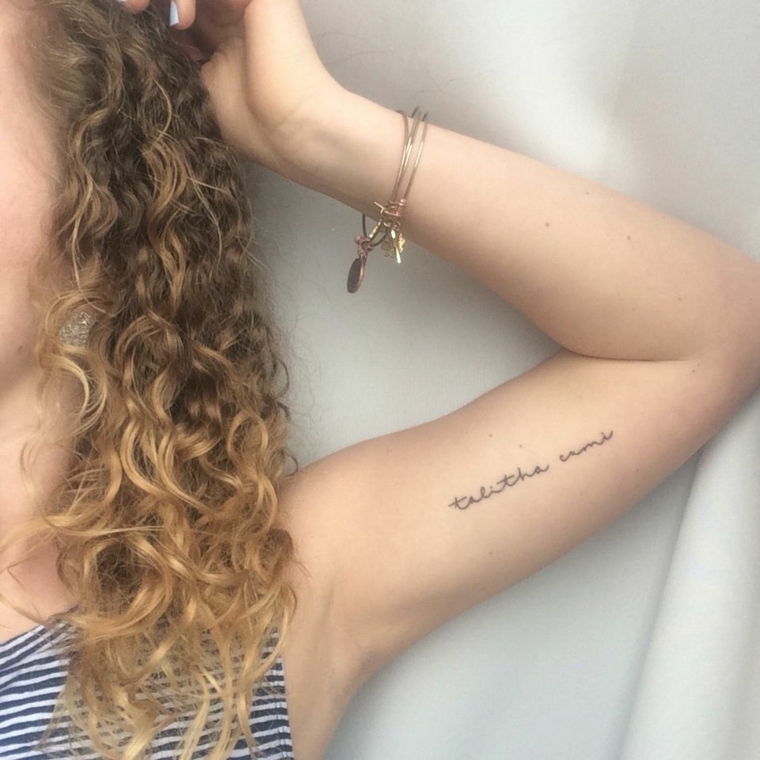 idea per tatuaggi eleganti, una scritta nella parte interna del braccio di una ragazza