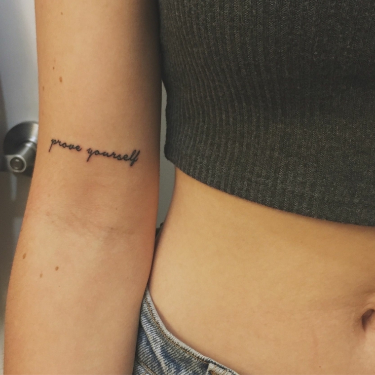 idea per tattoo piccolo ed elegante ideale per una donna, una scritta sul braccio