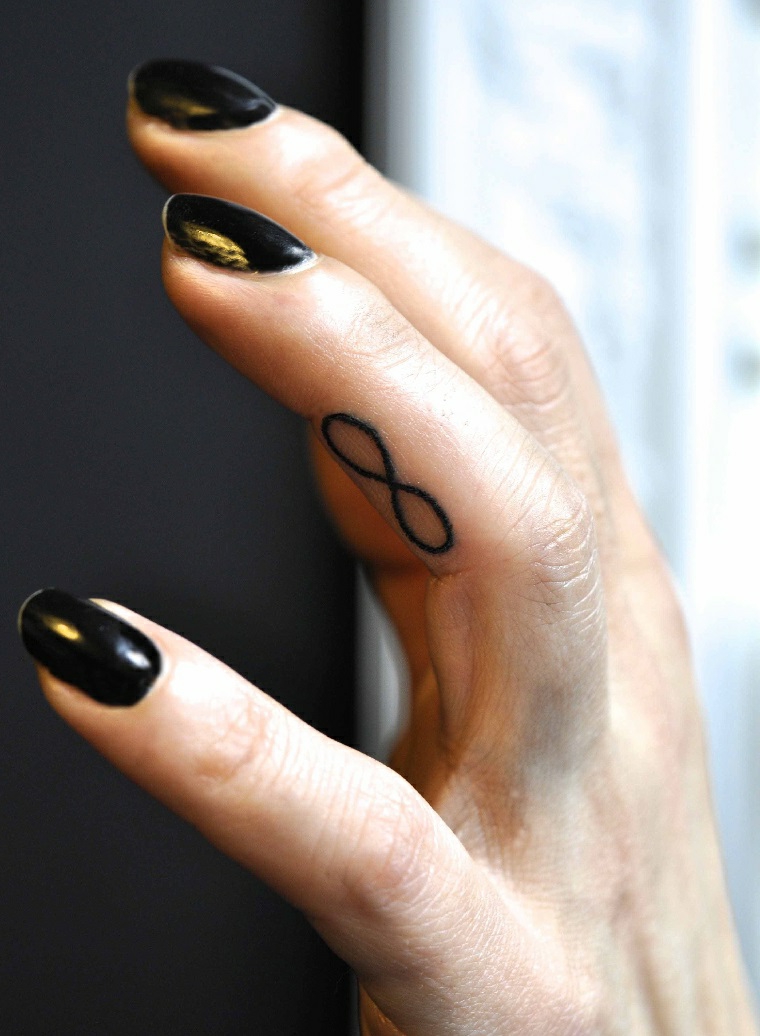 Idea per un piccolo tatuaggio sul dito anulare della mano con il simbolo dell'infinito