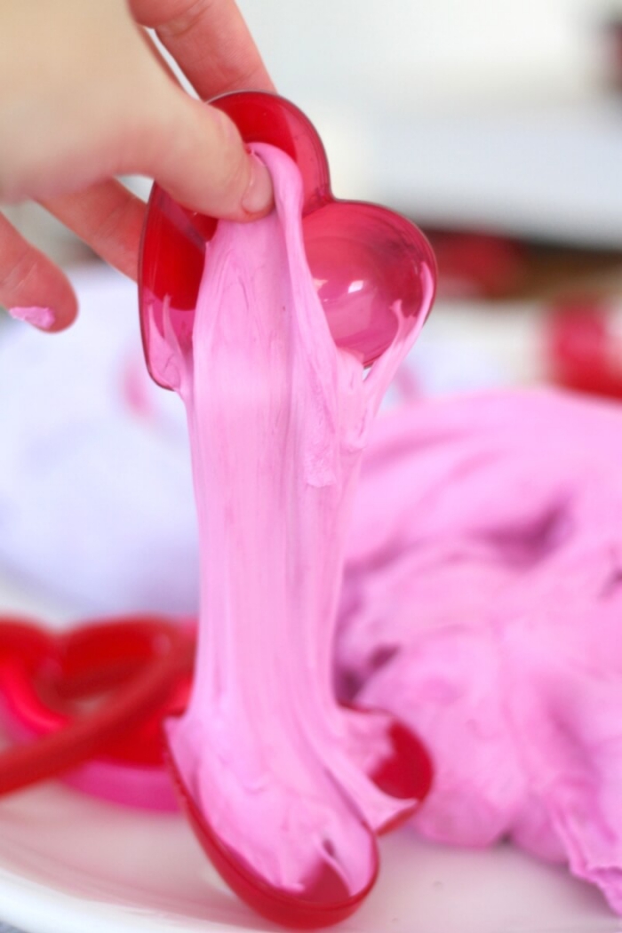 Fluffy slime ingredienti con colorante rosa e cuoricini rossi per la festa di San Valentino