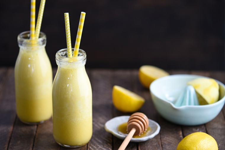Idea per uno smoothie a base di limone e miele, frullato conservato in bottiglie di vetro