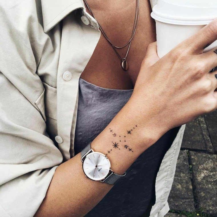 graziosi tatuaggi piccoli femminili a forma di stelle, puntini e croci sul polso