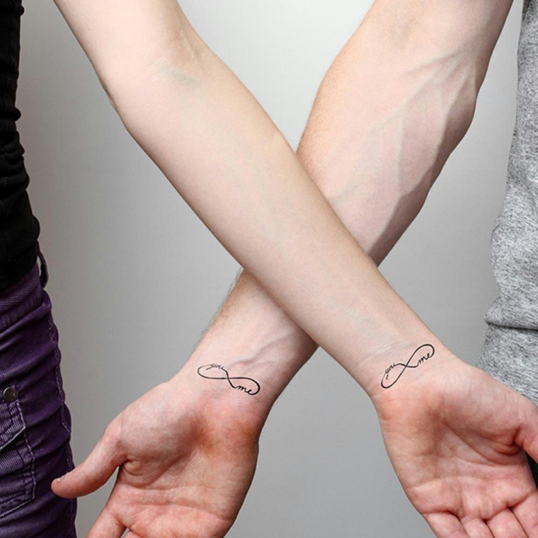Tatuaggio dedicato alla famiglia per uomo e donna con il simbolo dell'infinito