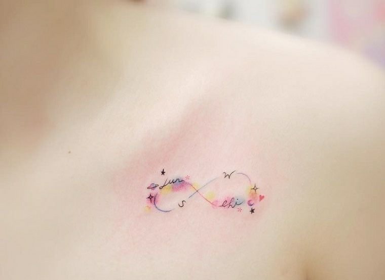 Tatuaggio famiglia stilizzato sulla spalla di una donna con il simbolo dell'infinito