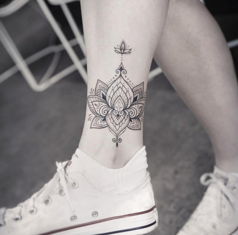 Fiore di loto significato e tatuaggio sulla gamba di una ragazza con ornamenti