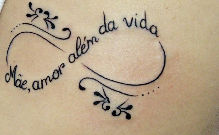 Idea per un piccolo tatuaggio con il simbolo dell'infinito e una scritta 