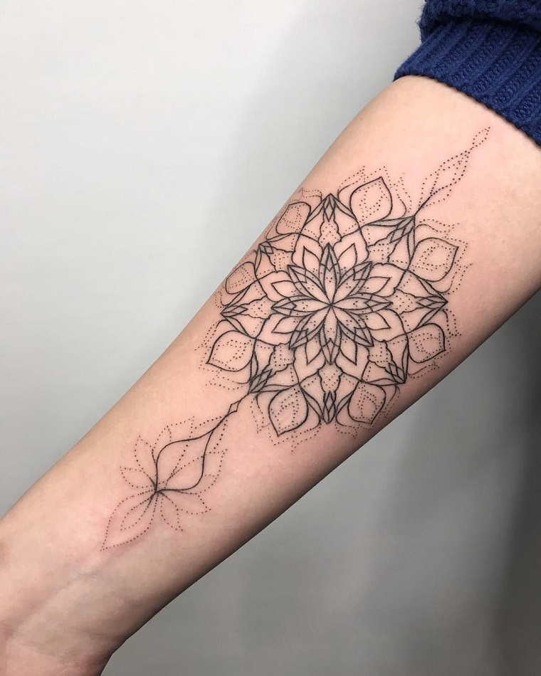 Tatuaggi mandala e un'idea di tattoo con puntini e simbolo mandala sull'avambraccio di una ragazza
