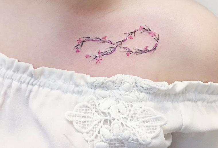 Idea per un tattoo colorato con il simbolo dell'infinito e motivi floreali