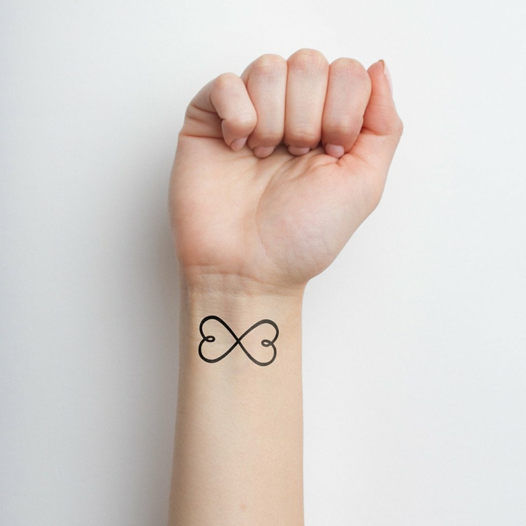 Il simbolo dell'infinito con due cuori all'estremità, simboli tattoo da tatuare sul polso della mano