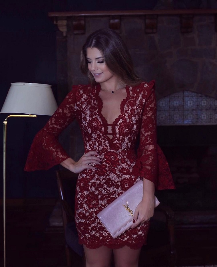 Abbigliamento e moda vestiti eleganti, un'idea con donna vestita con un abito rosso pizzo