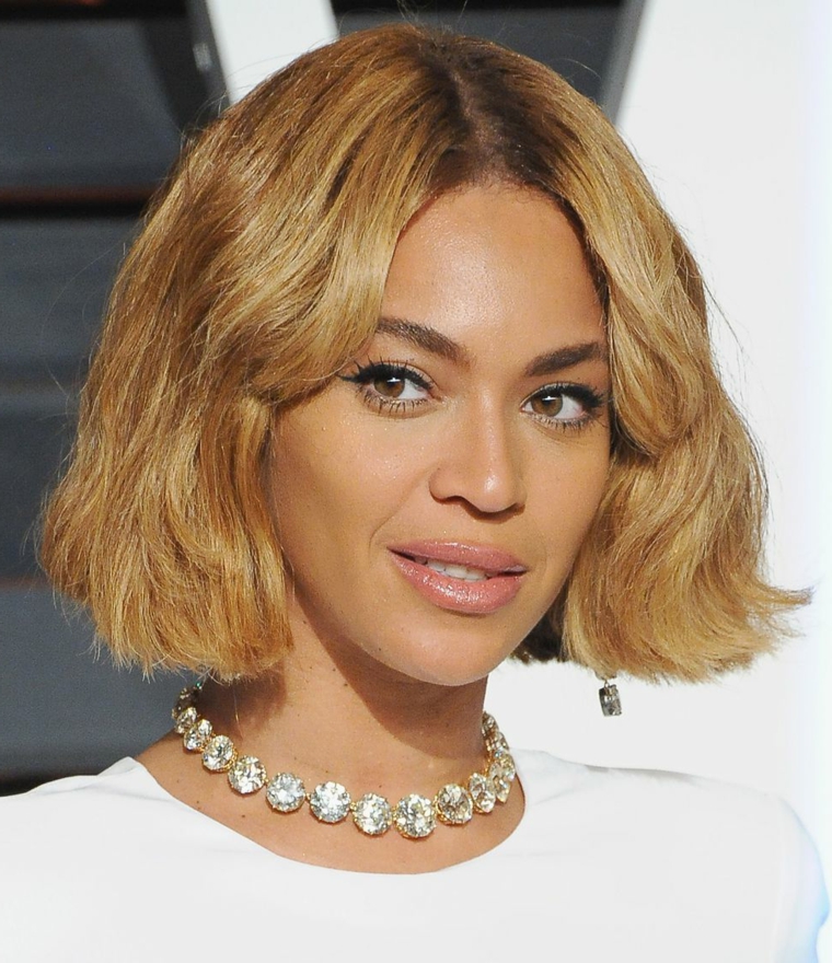 La cantante Beyoncé con dei capelli mossi media lunghezza di colore biondo